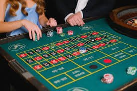 Filipino players enjoying fmb play sports and casino entertainment on mobile